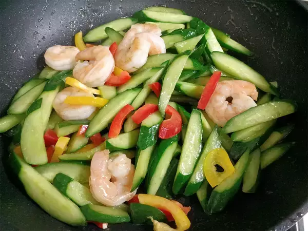 「【きゅうり農家直伝】きゅうりを炒める新境地レシピ作ってみた！食感カリッ♪エビ＆パプリカがプリシャキッ♡」の画像