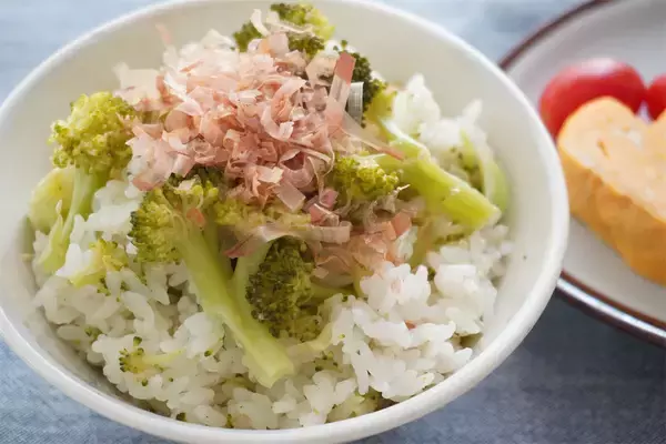 「【食材たった2つ】ブロッコリー丸ごと1株いっちゃう「マヨ炊き込みご飯」作ってみた！【農家の無骨メシ】」の画像