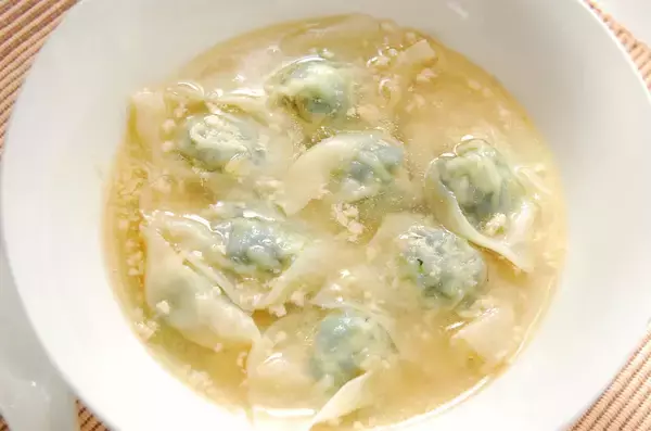 「【小松菜の大量消費】澄んだスープに浮かぶ緑が鮮やか♡巨匠・シェフ脇屋の「翡翠ワンタン」にトライ♪」の画像