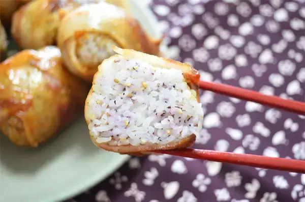 「【材料4つ！】あのふりかけで革命的に爽やか～♡な「肉巻きおにぎり」作ってみた！全然もたれない♪【農家直伝】」の画像