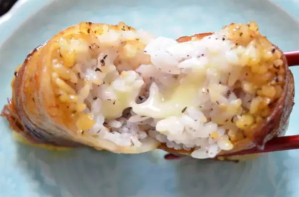 「【材料4つ！】あのふりかけで革命的に爽やか～♡な「肉巻きおにぎり」作ってみた！全然もたれない♪【農家直伝】」の画像