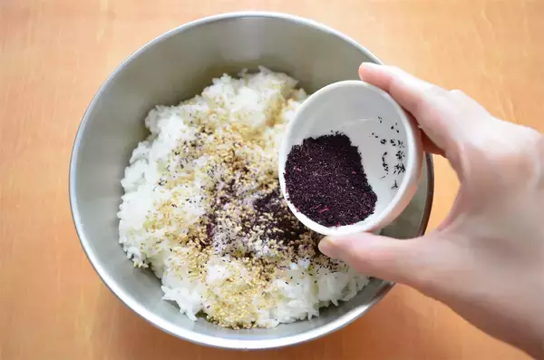 「【材料4つ！】あのふりかけで革命的に爽やか～♡な「肉巻きおにぎり」作ってみた！全然もたれない♪【農家直伝】」の画像