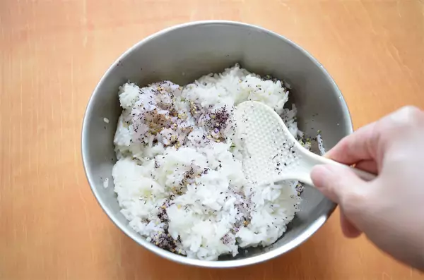 「【材料4つ！】あのふりかけで革命的に爽やか～♡な「肉巻きおにぎり」作ってみた！全然もたれない♪【農家直伝】」の画像