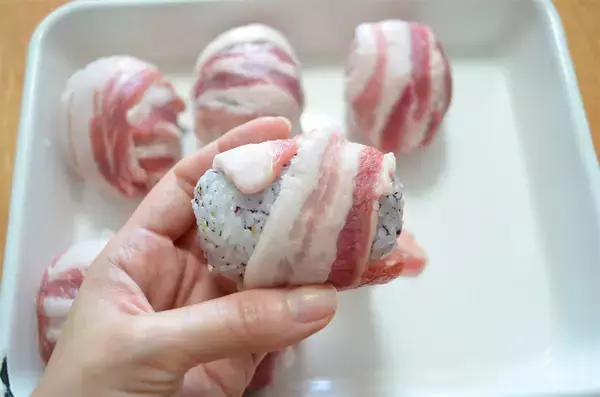 「【材料4つ！】あのふりかけで革命的に爽やか～♡な「肉巻きおにぎり」作ってみた！全然もたれない♪【農家直伝】」の画像