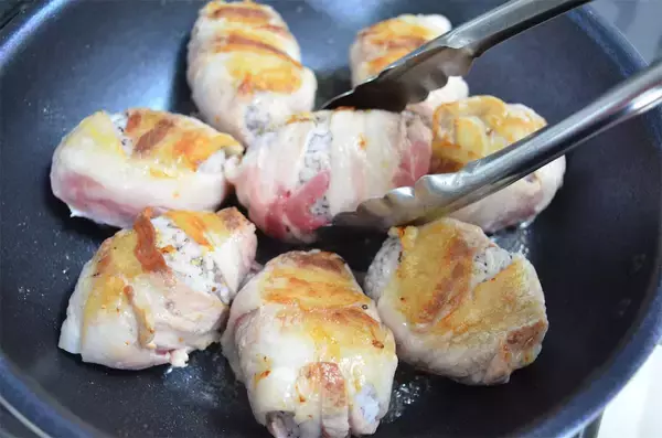 「【材料4つ！】あのふりかけで革命的に爽やか～♡な「肉巻きおにぎり」作ってみた！全然もたれない♪【農家直伝】」の画像