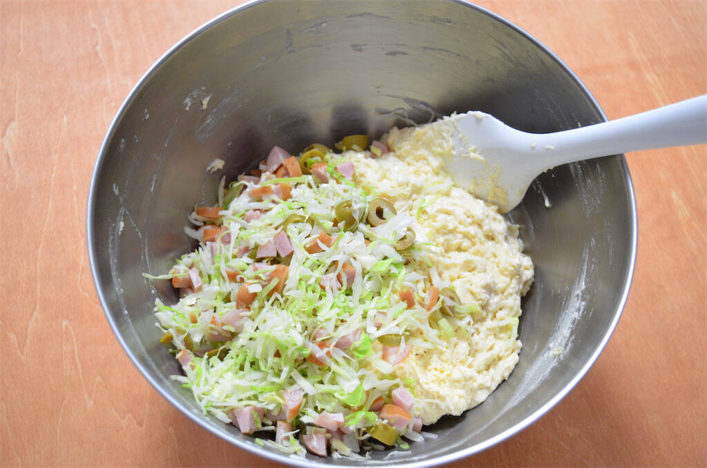 【春キャベツ大量消費】ケークサレ？お好み焼き？「キャベツの塩味ケーキ」作ってみた！サワークリームが合う合う