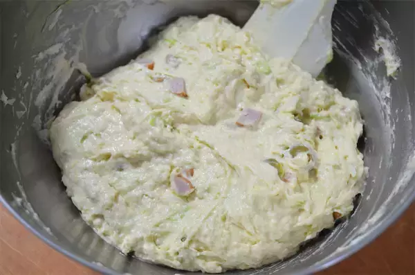 「【春キャベツ大量消費】ケークサレ？お好み焼き？「キャベツの塩味ケーキ」作ってみた！サワークリームが合う合う」の画像