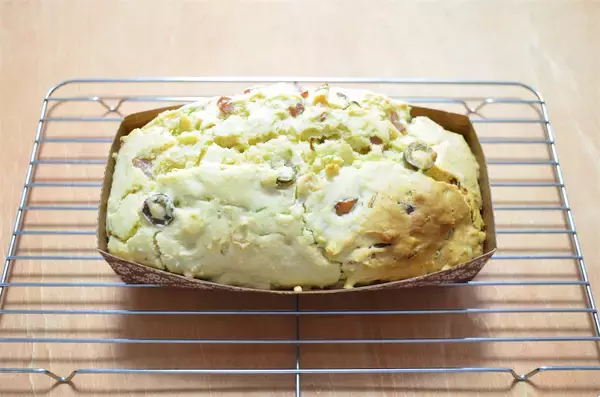 「【春キャベツ大量消費】ケークサレ？お好み焼き？「キャベツの塩味ケーキ」作ってみた！サワークリームが合う合う」の画像