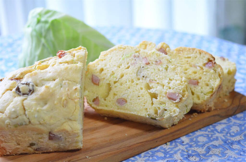 【春キャベツ大量消費】ケークサレ？お好み焼き？「キャベツの塩味ケーキ」作ってみた！サワークリームが合う合う