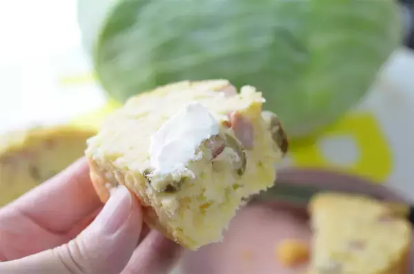 「【春キャベツ大量消費】ケークサレ？お好み焼き？「キャベツの塩味ケーキ」作ってみた！サワークリームが合う合う」の画像