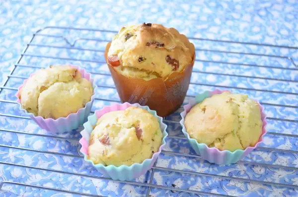 「【春キャベツ大量消費】ケークサレ？お好み焼き？「キャベツの塩味ケーキ」作ってみた！サワークリームが合う合う」の画像