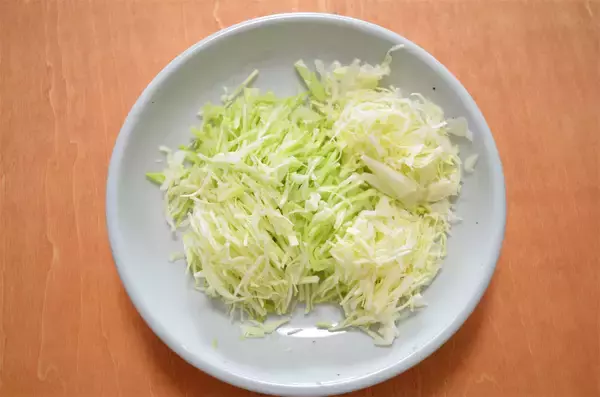 「【春キャベツ大量消費】ケークサレ？お好み焼き？「キャベツの塩味ケーキ」作ってみた！サワークリームが合う合う」の画像