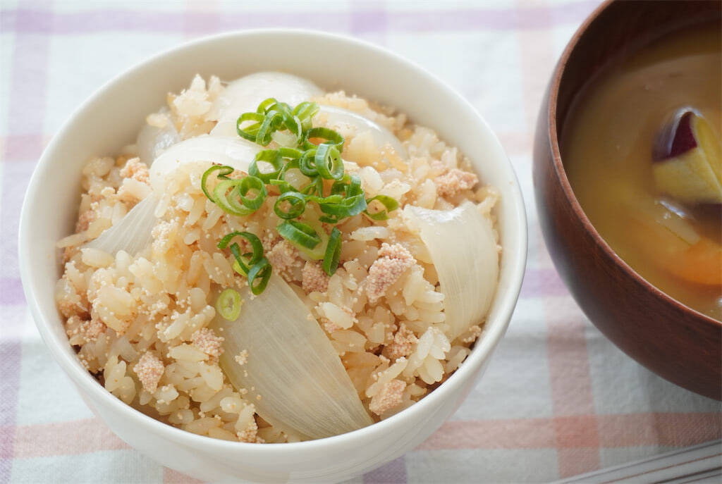 炊飯器に玉ねぎ丸ごとドボン！たらこバター染み込む「絶品炊き込みご飯」作ってみた！【農家の無骨メシ】