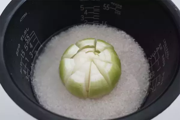 「炊飯器に玉ねぎ丸ごとドボン！たらこバター染み込む「絶品炊き込みご飯」作ってみた！【農家の無骨メシ】」の画像