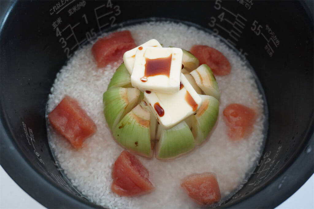 炊飯器に玉ねぎ丸ごとドボン！たらこバター染み込む「絶品炊き込みご飯」作ってみた！【農家の無骨メシ】