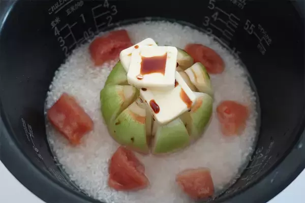 「炊飯器に玉ねぎ丸ごとドボン！たらこバター染み込む「絶品炊き込みご飯」作ってみた！【農家の無骨メシ】」の画像