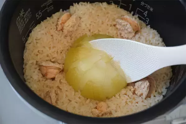 「炊飯器に玉ねぎ丸ごとドボン！たらこバター染み込む「絶品炊き込みご飯」作ってみた！【農家の無骨メシ】」の画像