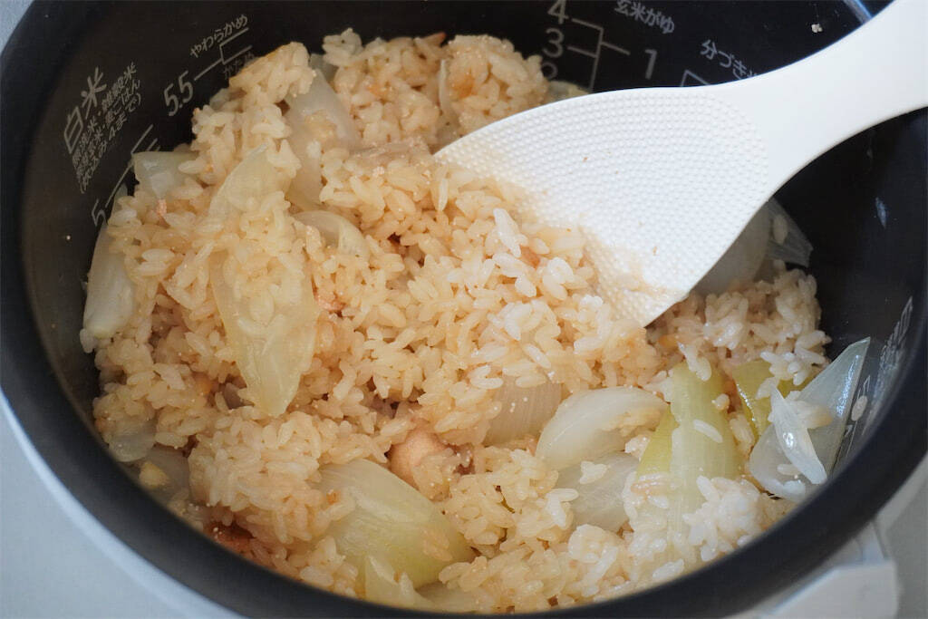 炊飯器に玉ねぎ丸ごとドボン！たらこバター染み込む「絶品炊き込みご飯」作ってみた！【農家の無骨メシ】