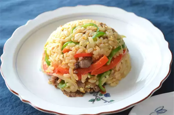 【まさに高級中華】なんと牛肉入れるチャーハン作ってみた！パプリカ＆ピーマンの甘苦コンビもまた旨し♡