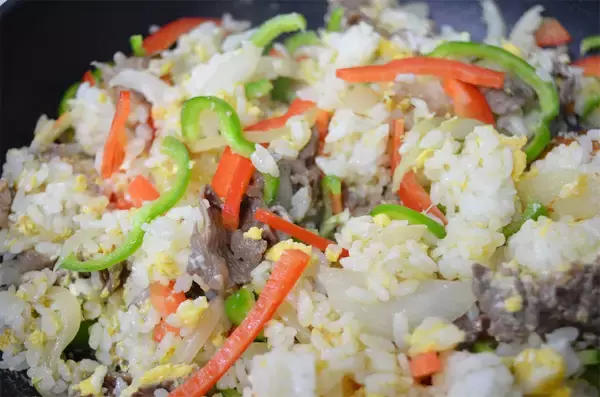 「【まさに高級中華】なんと牛肉入れるチャーハン作ってみた！パプリカ＆ピーマンの甘苦コンビもまた旨し♡」の画像
