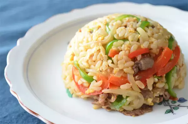 「【まさに高級中華】なんと牛肉入れるチャーハン作ってみた！パプリカ＆ピーマンの甘苦コンビもまた旨し♡」の画像