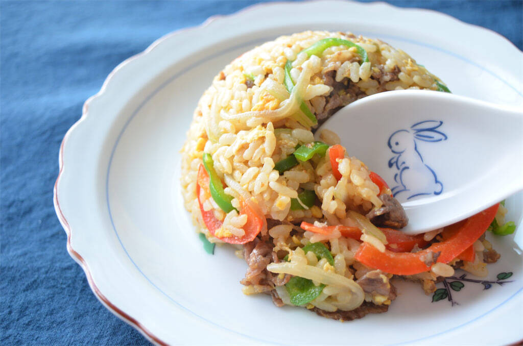 【まさに高級中華】なんと牛肉入れるチャーハン作ってみた！パプリカ＆ピーマンの甘苦コンビもまた旨し♡