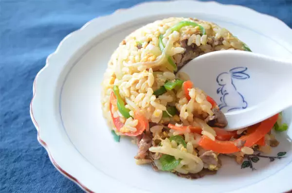 「【まさに高級中華】なんと牛肉入れるチャーハン作ってみた！パプリカ＆ピーマンの甘苦コンビもまた旨し♡」の画像