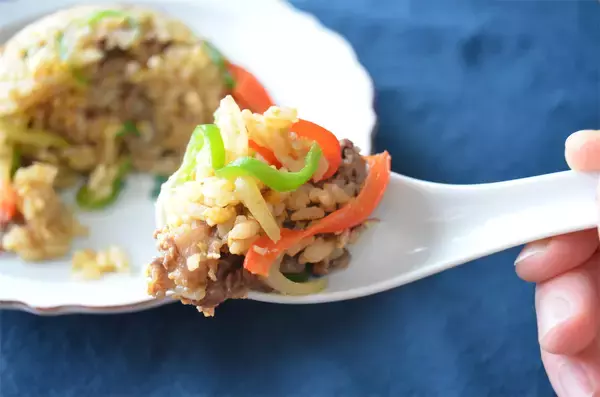 「【まさに高級中華】なんと牛肉入れるチャーハン作ってみた！パプリカ＆ピーマンの甘苦コンビもまた旨し♡」の画像