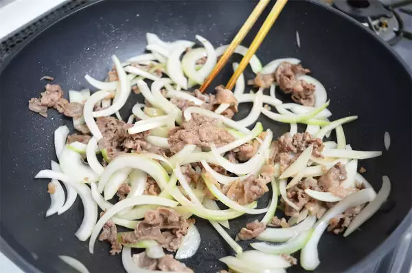 「【まさに高級中華】なんと牛肉入れるチャーハン作ってみた！パプリカ＆ピーマンの甘苦コンビもまた旨し♡」の画像
