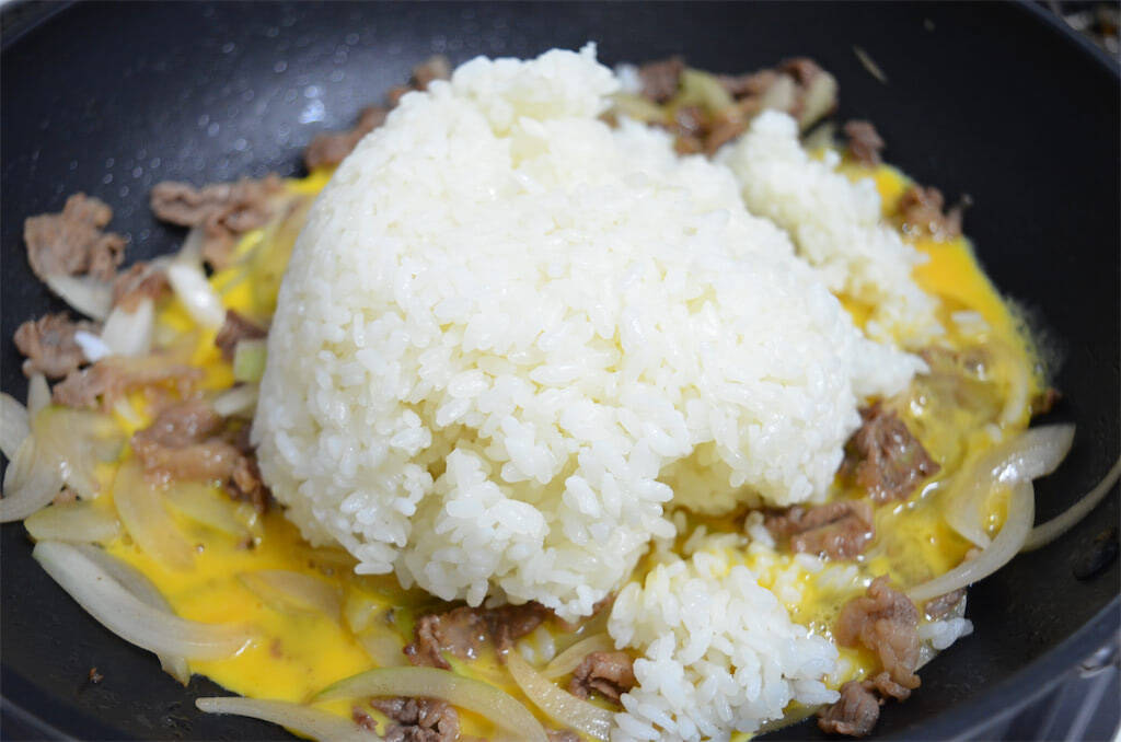 【まさに高級中華】なんと牛肉入れるチャーハン作ってみた！パプリカ＆ピーマンの甘苦コンビもまた旨し♡