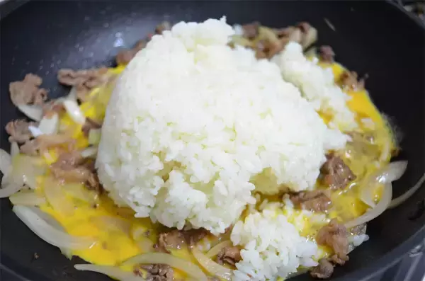 「【まさに高級中華】なんと牛肉入れるチャーハン作ってみた！パプリカ＆ピーマンの甘苦コンビもまた旨し♡」の画像