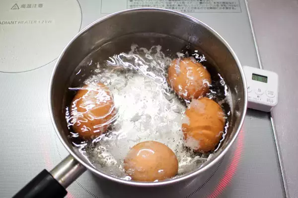 「【茹で時間7分40秒の魔法】バッチリ半熟にキマる「黒酢ネギだれ味玉」がさっぱりとろ〜り【料理家直伝】」の画像