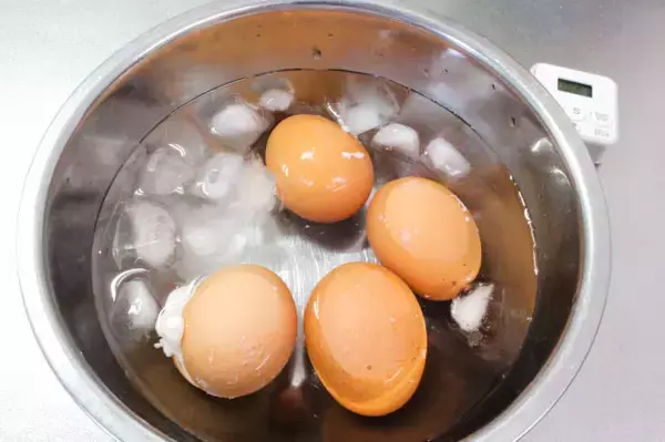 「【茹で時間7分40秒の魔法】バッチリ半熟にキマる「黒酢ネギだれ味玉」がさっぱりとろ〜り【料理家直伝】」の画像