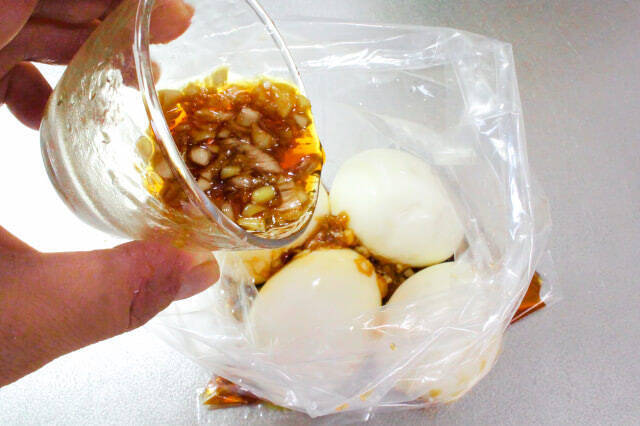 【茹で時間7分40秒の魔法】バッチリ半熟にキマる「黒酢ネギだれ味玉」がさっぱりとろ〜り【料理家直伝】