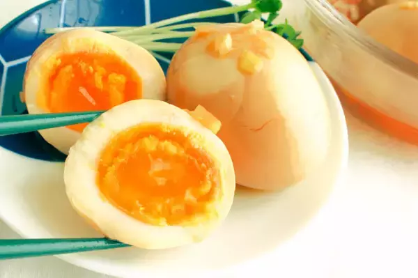 「【茹で時間7分40秒の魔法】バッチリ半熟にキマる「黒酢ネギだれ味玉」がさっぱりとろ〜り【料理家直伝】」の画像