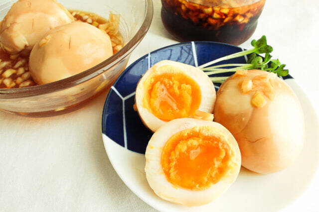 【茹で時間7分40秒の魔法】バッチリ半熟にキマる「黒酢ネギだれ味玉」がさっぱりとろ〜り【料理家直伝】