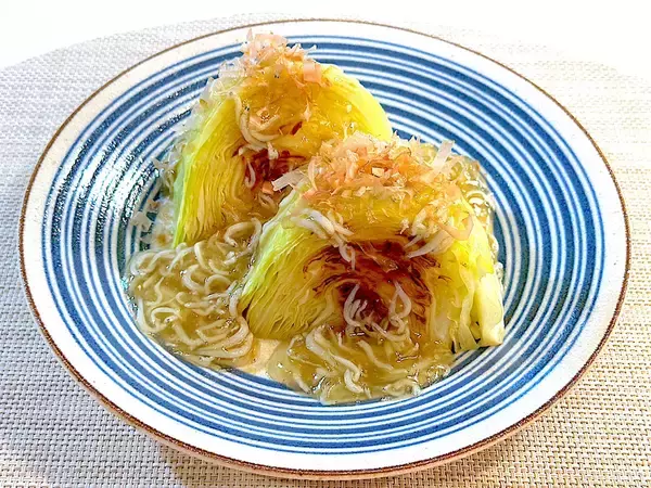 「【キャベツ焼いて】まさかのステーキ作ろう！お菓子級に甘っ♡トロトロのしらす餡も絡む、絡む～【ワンパン調理】」の画像