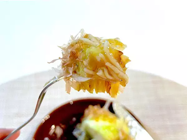 「【キャベツ焼いて】まさかのステーキ作ろう！お菓子級に甘っ♡トロトロのしらす餡も絡む、絡む～【ワンパン調理】」の画像