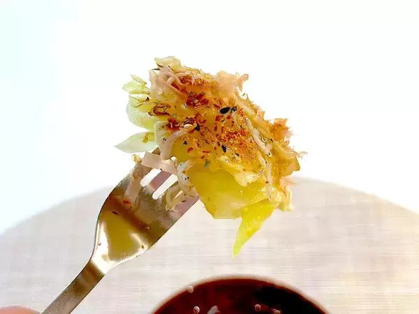 「【キャベツ焼いて】まさかのステーキ作ろう！お菓子級に甘っ♡トロトロのしらす餡も絡む、絡む～【ワンパン調理】」の画像