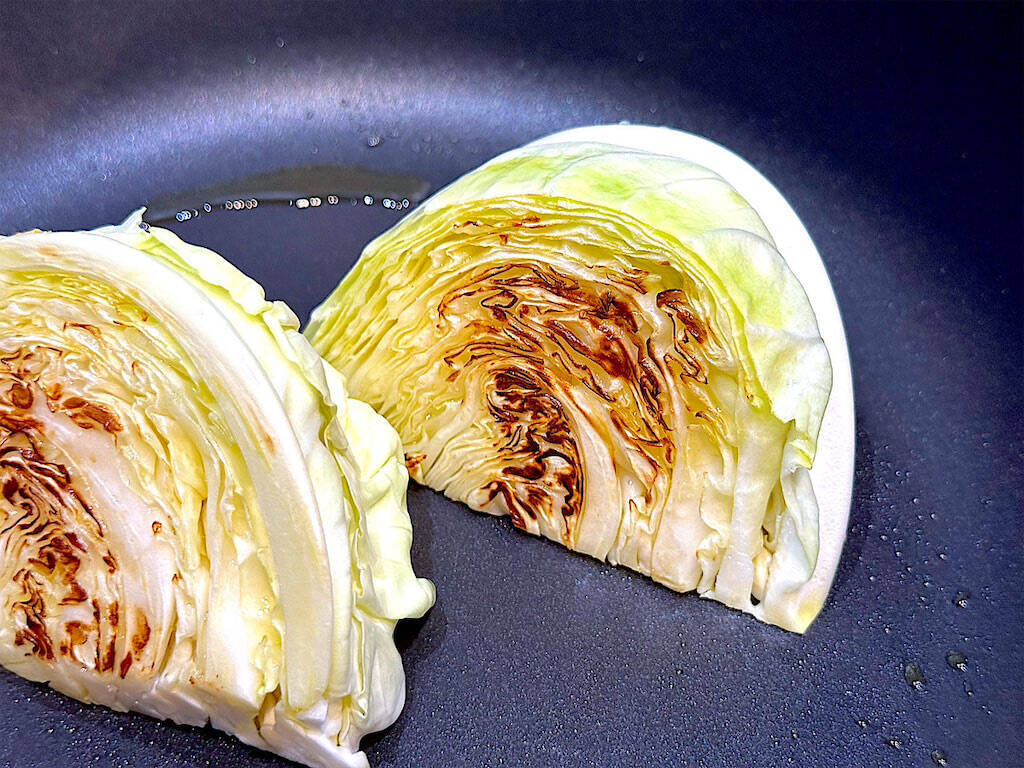 【キャベツ焼いて】まさかのステーキ作ろう！お菓子級に甘っ♡トロトロのしらす餡も絡む、絡む～【ワンパン調理】