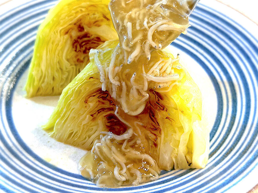 【キャベツ焼いて】まさかのステーキ作ろう！お菓子級に甘っ♡トロトロのしらす餡も絡む、絡む～【ワンパン調理】
