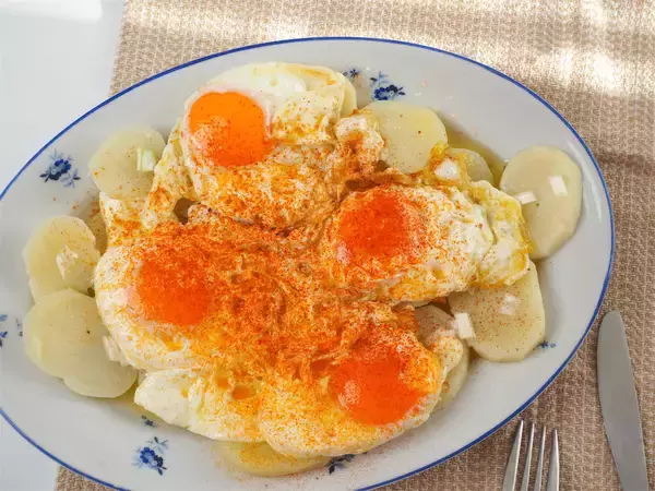 「【作家・辻仁成さんの卵料理】スペイン旅行で感動した「スパニッシュじゃがたま」に挑戦！素朴でも激旨♡」の画像