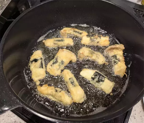 「【料理初心者さん必見】旬のエリンギにアレ巻いて天ぷら作ろう！プリップリ食感…からの磯の香り◎【農家直伝】」の画像