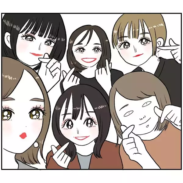 「【プリクラで下った神の罰】集合写真の悲劇！別人級に加工されるはずが…なぜわたしだけ!?【momoの漫画】」の画像