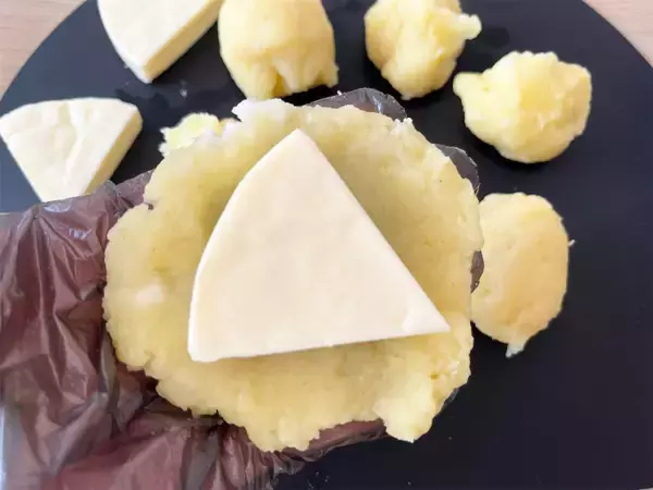 「【山本ゆりさん考案】1.3万いいね超「６Ｐチーズいももち」作ってみた！はカリほくとろ〜りの無限ループ♡」の画像