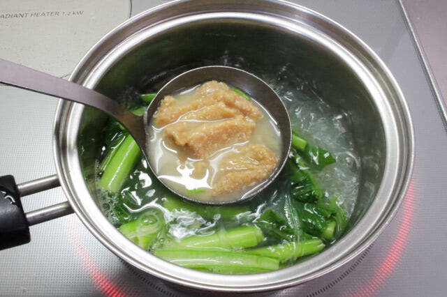 【もはや味噌ラーメン】生姜がピリッときいてる「肉だんごと春雨のピリ辛みそ汁」作ってみた！一品で満足満腹♡