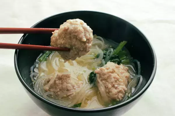「【もはや味噌ラーメン】生姜がピリッときいてる「肉だんごと春雨のピリ辛みそ汁」作ってみた！一品で満足満腹♡」の画像