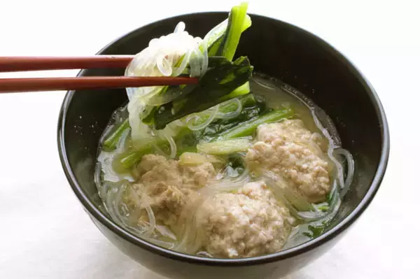 「【もはや味噌ラーメン】生姜がピリッときいてる「肉だんごと春雨のピリ辛みそ汁」作ってみた！一品で満足満腹♡」の画像