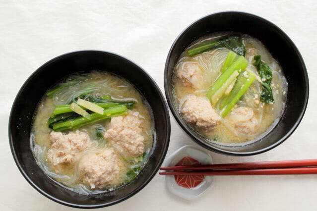 【もはや味噌ラーメン】生姜がピリッときいてる「肉だんごと春雨のピリ辛みそ汁」作ってみた！一品で満足満腹♡