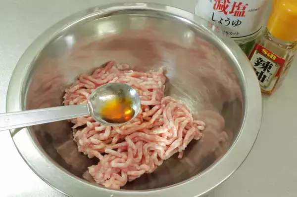「【もはや味噌ラーメン】生姜がピリッときいてる「肉だんごと春雨のピリ辛みそ汁」作ってみた！一品で満足満腹♡」の画像
